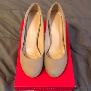 Kelly & Kate 8.5 beige pumps